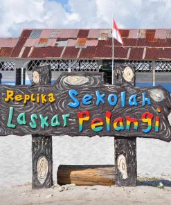 replika sekolah laskar pelangi